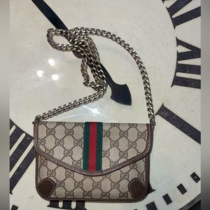 Beautiful Gucci clutch with chain